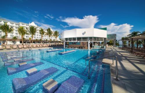 オーチョ・リオスにあるRiu Ocho Rios - All Inclusiveのホテル正面の大型スイミングプール(椅子付)