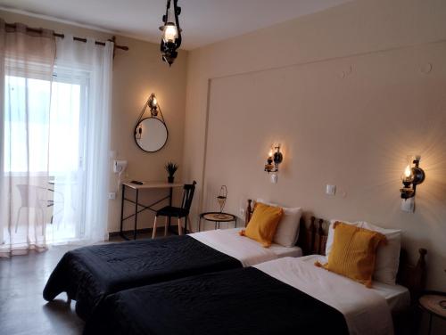 Tempat tidur dalam kamar di Elena Apartments