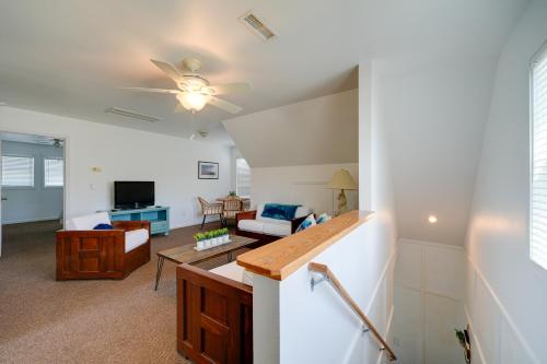 Buxton Apartment about 2 Mi to Lighthouse Beach!にあるテレビまたはエンターテインメントセンター