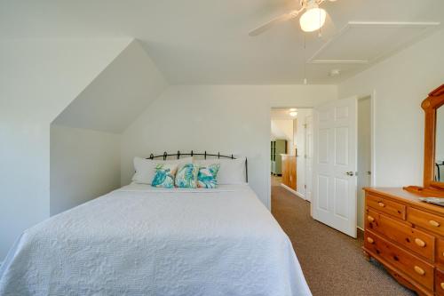 バクストンにあるBuxton Apartment about 2 Mi to Lighthouse Beach!の白いベッドと青い枕のある寝室