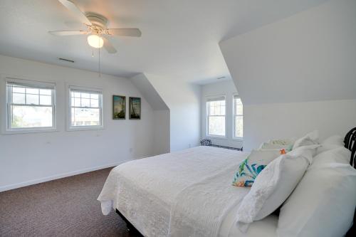 Buxton Apartment about 2 Mi to Lighthouse Beach!にあるベッド