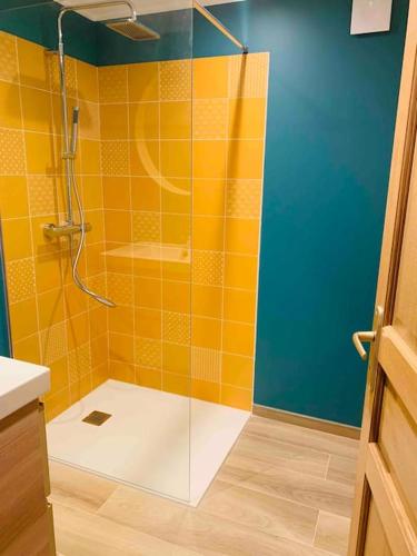 une salle de bain avec une douche avec une porte vitrée dans l'établissement Appartement en rez de jardin d'une bastide proche centre d'Aix!, au Tholonet