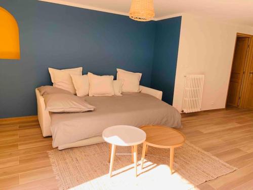 - une chambre avec un lit, une table et un tabouret dans l'établissement Appartement en rez de jardin d'une bastide proche centre d'Aix!, au Tholonet