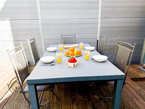 a blue table with a bowl of fruit on it at Cozy - Centre Historique - Gare à proximité - Grande Terrasse in Béziers