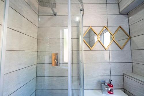 een badkamer met een douche en een glazen deur bij Cozy & Stylish 2bed Flat - WiFi - Parking - Garden - Bristl in Bristol