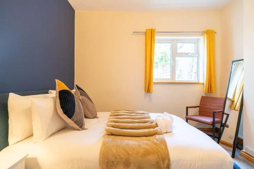 een slaapkamer met een groot wit bed en een raam bij Cozy & Stylish 2bed Flat - WiFi - Parking - Garden - Bristl in Bristol