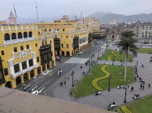Blick auf eine Straße in einer Stadt mit Gebäuden in der Unterkunft Hostal President in Lima