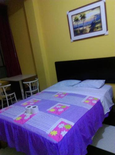 利馬的住宿－Hostal President，一间卧室配有紫色床和紫色毯子