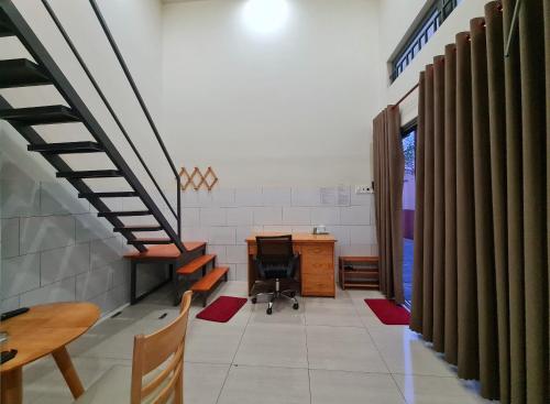 ein Büro mit einem Schreibtisch und einer Treppe in einem Zimmer in der Unterkunft Tâm Đức Homstay in Tây Ninh