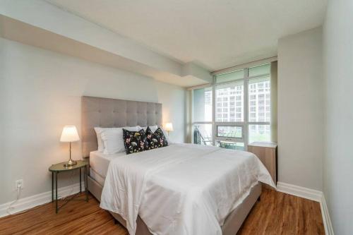 Giường trong phòng chung tại Cozy 3 Bed and 2 Bath Downtown Toronto Condo and Free Parking