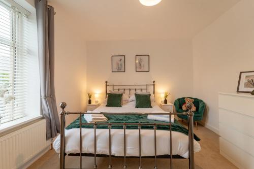 a bedroom with a bed and a window at Kirkmoor Cottage - Cosy home central Clitheroe in Clitheroe