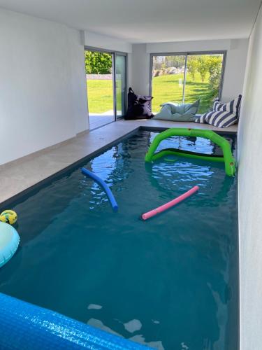 een zwembad in het midden van een huis bij Villa La Grève Blanche avec piscine intérieure in Plouguerneau