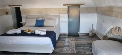 a bedroom with a bed with towels on it at Brezza Marina Ortigia in Siracusa
