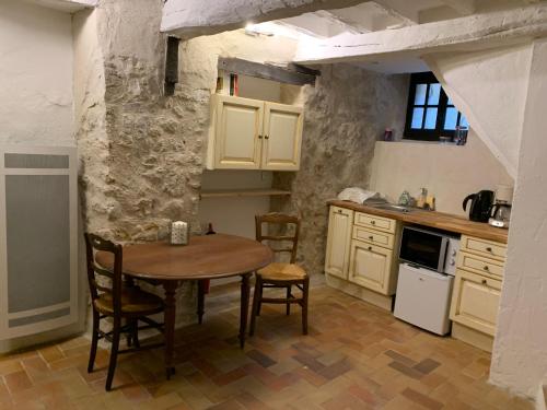 Køkken eller tekøkken på Studio Tourrettes-sur-loup, le charme de l'ancien