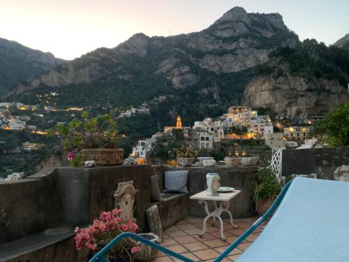 Vista generica sulle montagne o vista sulle montagne dall'interno della villa