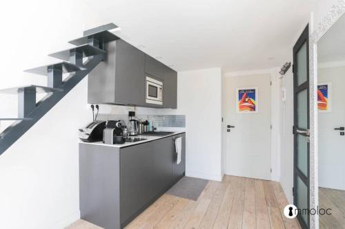 - une cuisine avec un évier et un escalier dans la chambre dans l'établissement Port of Nice air conditioned studio, à Nice