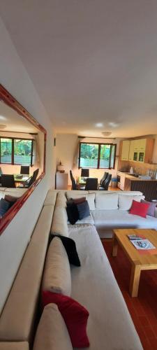 una gran sala de estar con sofás y una mesa. en Honey Apartments, en Visoko