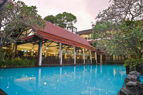 una piscina di fronte a un edificio di Paku Mas Hotel a Yogyakarta