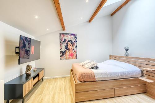 une chambre avec un lit et un bureau dans l'établissement NEW / Belle et Rebelle avec jacuzzi, à Lyon