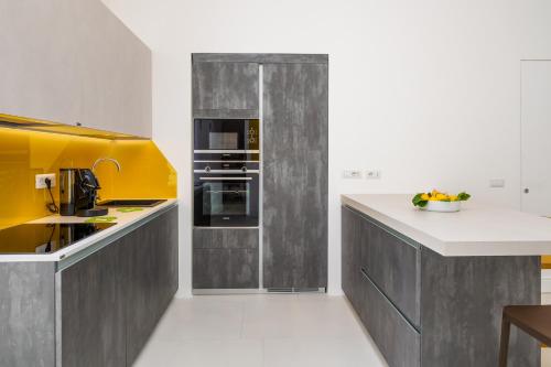 圣安吉洛Tordara House - Elegant apt的厨房设有黄色和白色的台面