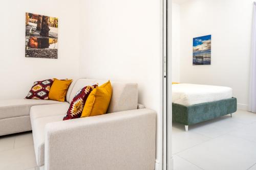 圣安吉洛Tordara House - Elegant apt的带沙发和镜子的客厅