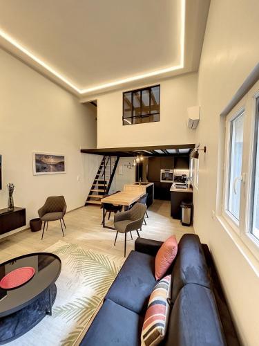 un salon avec un canapé et une table dans l'établissement BRP Cannes Center,Two-Bed Deluxe Apart with Spa bath, à Cannes