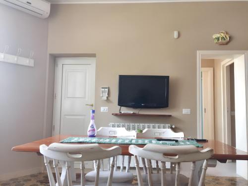 Uma TV ou centro de entretenimento em One bedroom apartement with enclosed garden and wifi at Gioia del Colle
