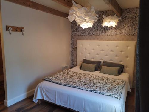 une chambre avec un grand lit dans une pièce dans l'établissement Mas provençal cosy avec piscine dans le Sud !, à Courthézon