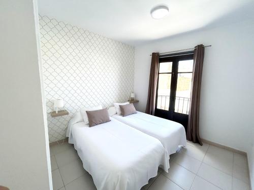 Кровать или кровати в номере Mahostly Apartamento Comillas PB