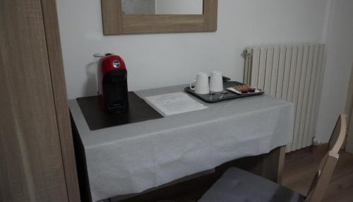una mesa con un aparato rojo encima en Albergo Giardinetto, en Bellagio