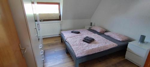 um quarto com uma cama com dois sacos em FeWo Alte Schmiede em Oberlangfurth