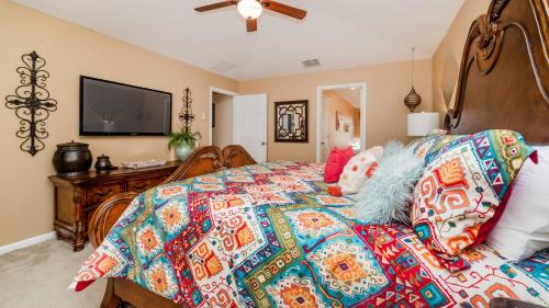 ein Schlafzimmer mit einem Bett mit einer bunten Decke in der Unterkunft The Skywalker in Orlando