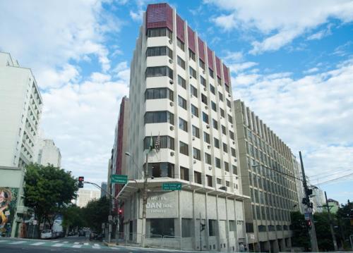 um edifício alto na esquina de uma rua da cidade em Hotel Dan Inn São Paulo Higienópolis - METRÔ MACKENZIE em São Paulo