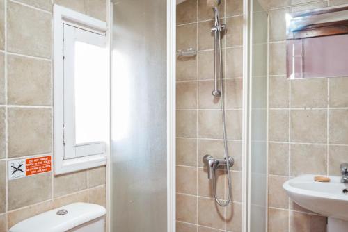 uma casa de banho com um chuveiro, um WC e um lavatório. em Semiramis Boutique Hotel & Spa em Kato Platres