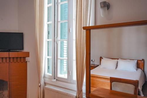 - une chambre avec un lit et une fenêtre dans l'établissement Semiramis Boutique Hotel & Spa, à Kato Platres