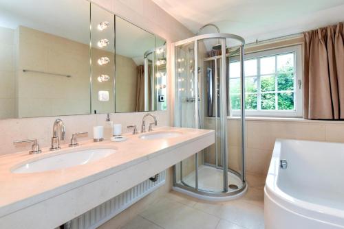 a bathroom with two sinks and a shower at Litzkow 16101 in Archsum