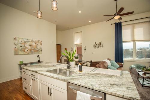 eine Küche mit Spüle und ein Wohnzimmer in der Unterkunft Cooper Corner -OldCity-SelfCheckIn- in Knoxville