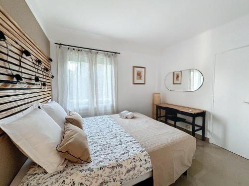 1 dormitorio con cama, mesa y ventana en Two en-suite bedroom apartment on La Croisette - Sea view, en Cannes