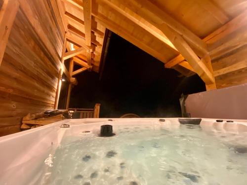 Gambar di galeri bagi Chalet Aguila - Jacuzzi et sauna panoramique - vue spectaculaire di Bolquere Pyrenees 2000