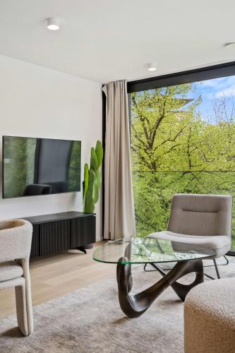 Stylish Downtown Escape with Comfortsにあるテレビまたはエンターテインメントセンター