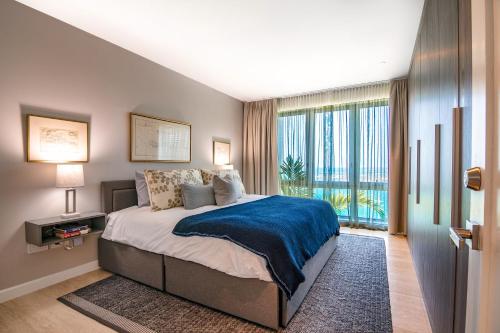 EgmontPremium Ocean View Condo with Pool的一间带大床和大窗户的卧室