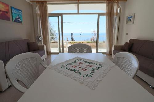 un soggiorno con un tavolo bianco con una torta sopra di Casa Nisea a Santa Cesarea Terme a Santa Cesarea Terme