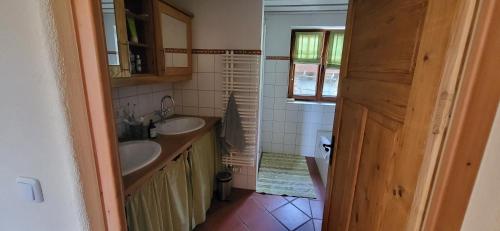 Ett badrum på Ferienhof Rindalphorn mit Sauna in ländlicher Idylle