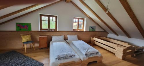Un pat sau paturi într-o cameră la Ferienhof Rindalphorn mit Sauna in ländlicher Idylle