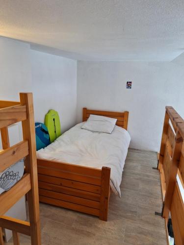 - une chambre avec un lit et deux lits superposés dans l'établissement Appartement 2 pièces 33 m2 pour 4 personnes, à Saint-Jean-de-Monts