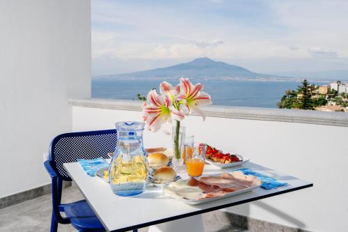bandeja de comida en una mesa con vistas en Villa Azzurra, en Vico Equense