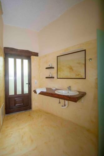 Skaros Cottage