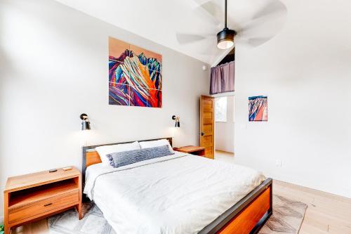 Un dormitorio con una cama y un cuadro en la pared. en Mount Alyeska View Haven, en Girdwood