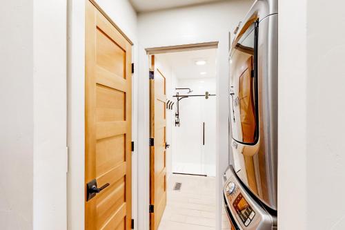 un pasillo con una puerta que conduce a un baño en Mount Alyeska View Haven, en Girdwood