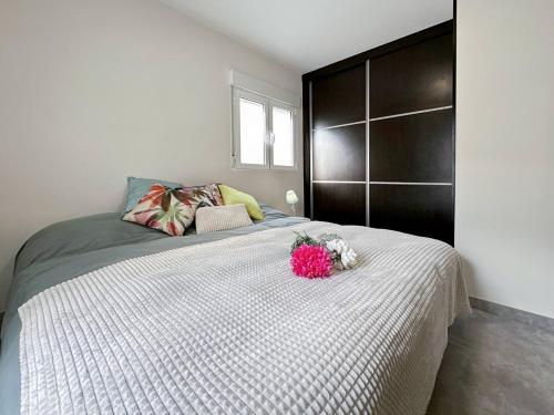 Un dormitorio con una cama con flores rosas. en Brisa Marina, en Las Negras